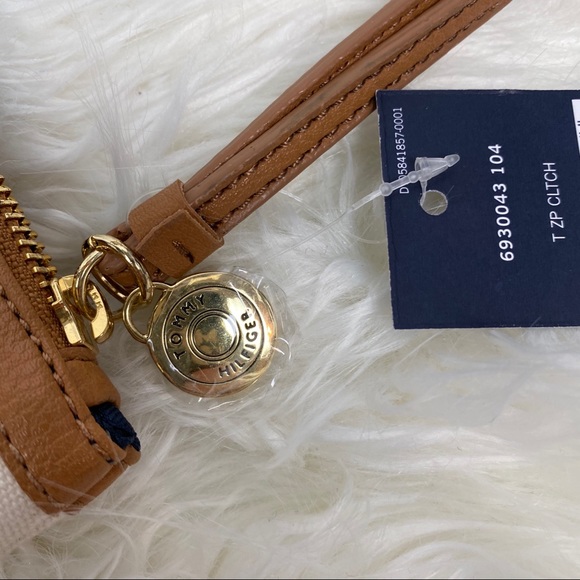 Large Tommy Hilfiger Anchor Wristlet - Picture 4 of 5